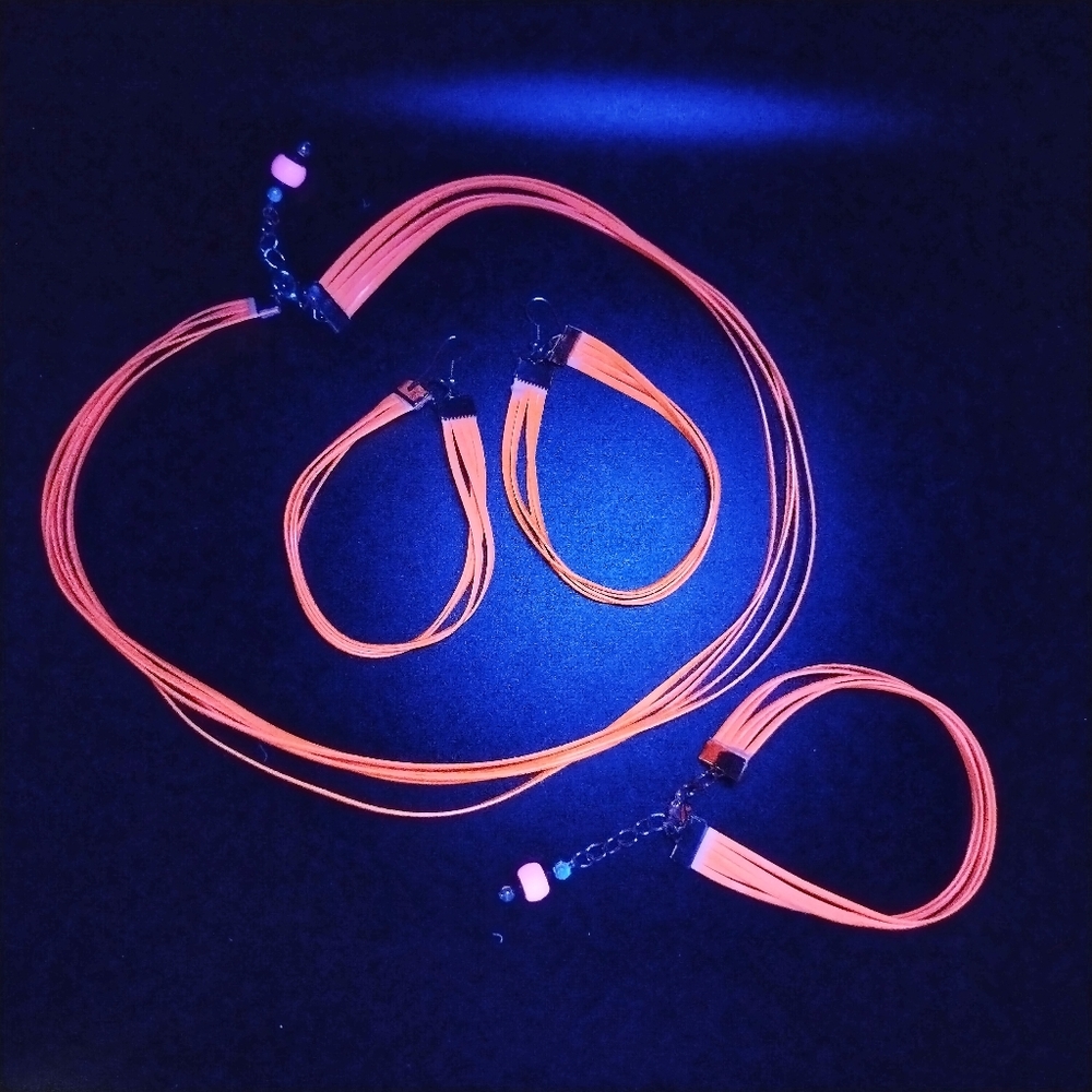 GLOW NECKLACE - Picture 6 of 11